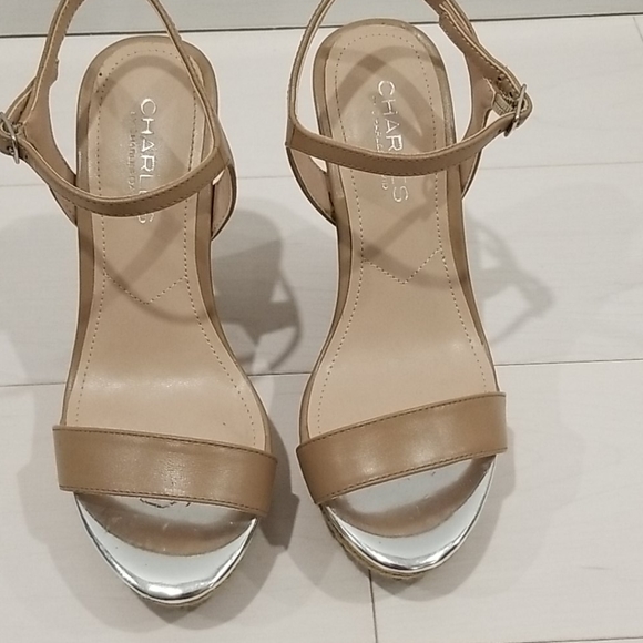 Charles by Charles David Wedges Size 5 in tan - Picture 2 of 3